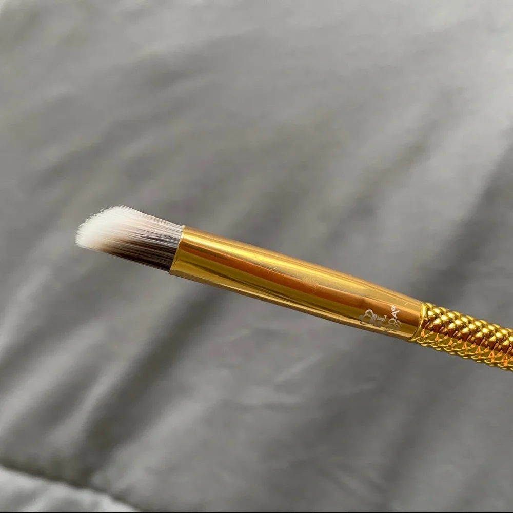 Free with a bundle🔥New eye brush